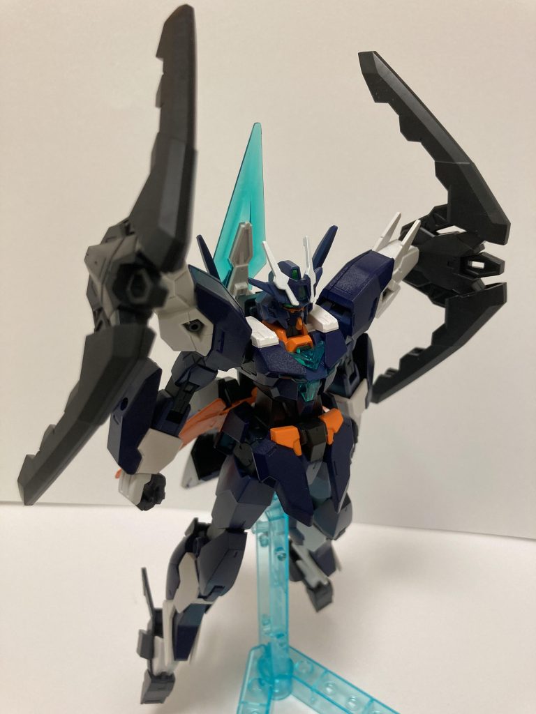 高速機動形態トライホルダーフレームを肩に移動させ、推進機器として運用することで移動速度を高めた形態。