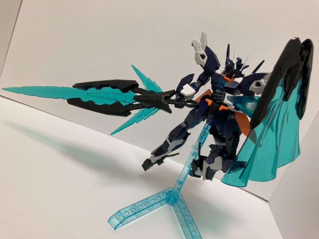接敵機動形態左のトライホルダーフレームをマントに、右をビームブレイドに変形させた形態。マントの装備位置が左肩に変更され,代わりにシグルシールドが左腕に装備されている。これにより、敵機からの小型ミサイルなどによる弾幕を無視し無理やりに距離を詰めることができる。接敵決殺をするための形態。