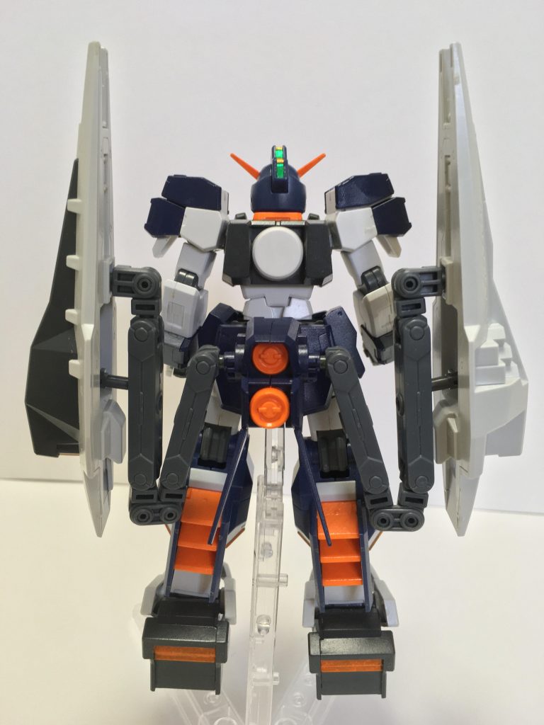 あらゆる場所にスラスターが設置されており、高速での移動を可能としている。また、脚部を除く全身にGNマイクロミサイル(爆薬と推進にGN粒子を用いたミサイル)を搭載しいる。背面には、フレキシブルアームに接続されたシールド・ブースターが2機搭載されており、防御力と移動速度を向上させている。また、そのうちの一機には、計10基の拡散ビーム砲を内蔵しており、実体弾兵器に対する優位性をさらに高めている。