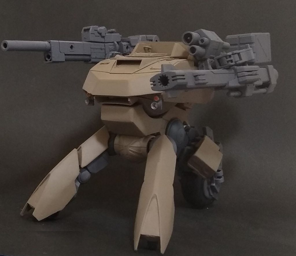 上半分はプラ板で作成しました。右側はコトブキヤの武器で左側は1/100ヘイルバスターの武器とウォドムポッドのパーツなどで構成されてます。