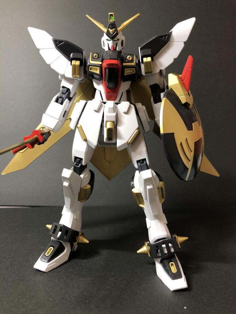 そのまま作っても良かったんですが、肩アーマーをガンダムサンドロックから移植してみました。顔もパテ埋めしてみました。塗装のイメージはガンダムサンドロックから得ました。
