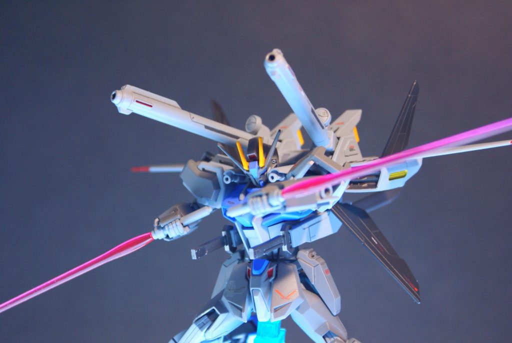 フリーダムのポーズのように。