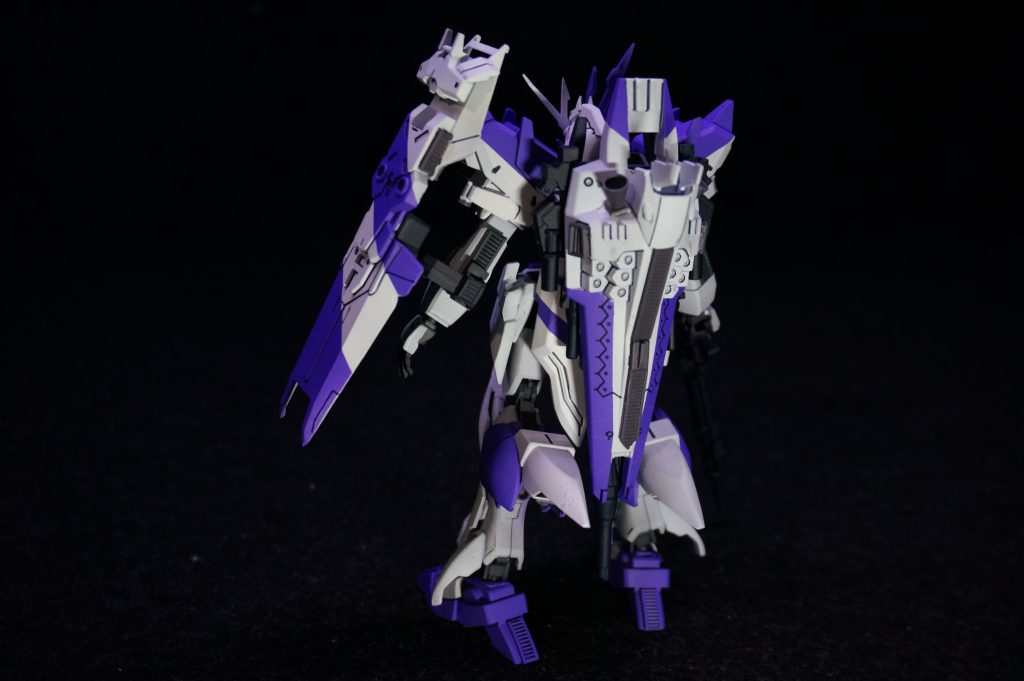 カラーリングはνガンダムからHi-νガンダムの近似へ変更。特徴的なファンネルはより護ることを意識されシールドビットへと変更。それ自体にエネルギーを内包しており、ファンネルよりも稼働時間が長く、単独で戦闘を行う。演算能力が必要にはなるが、別パイロットがいるような機動マニューバが可能。