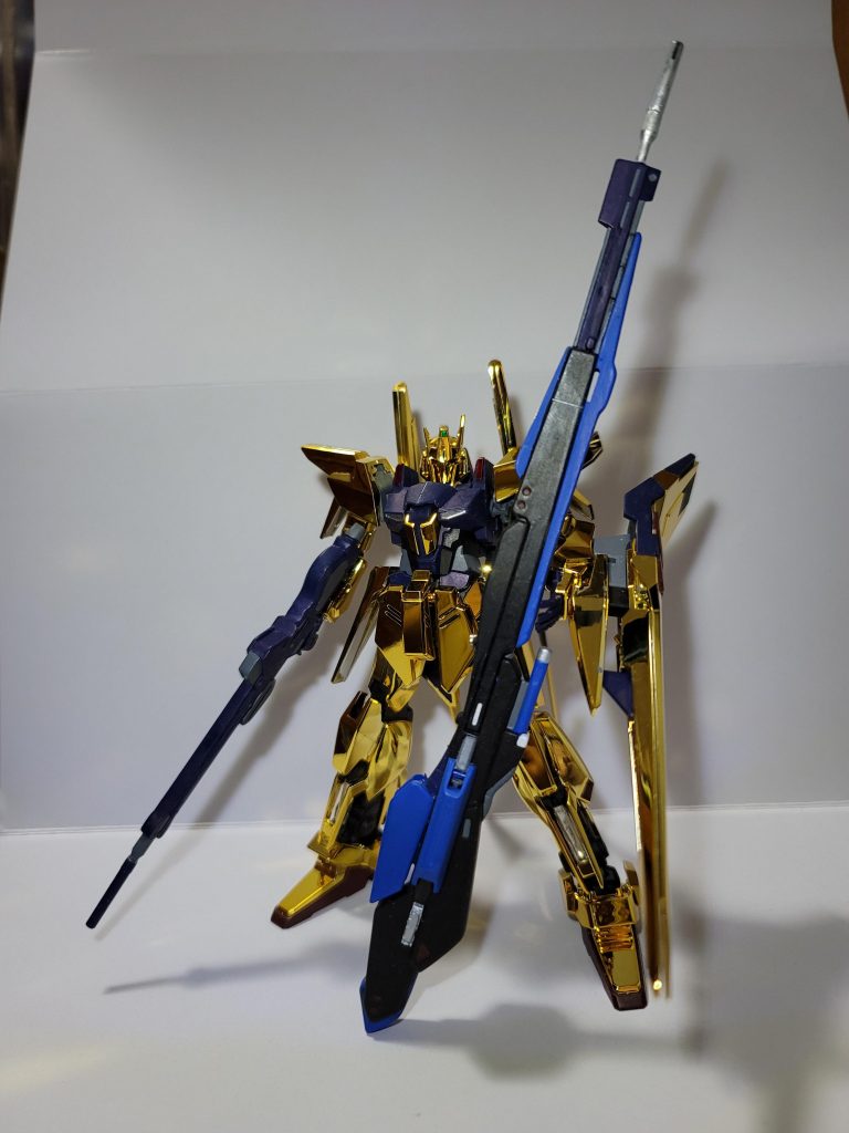 メイン写真と同じですハイパーメガランチャーは持たせない時では磁石で背部バインダーに接続しますランチャーのランディングギアを付けるための穴と紛失してしまった右グリップを付けるところもジャンクパーツ塞ぎましたまた銃口も紛失しましたのでゼータのビームライフル先端部を銃口代わりに使っています脳内設定では口径がゼータのより小さくなったけど出力が変わっていないので破壊力・照射時間・射撃精度がその分上昇したことになっています