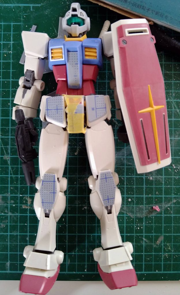 改造途中のものでここからさらに膝を削ってます構造もあって膝の加工が難しく、多少妥協したことは否めませんまた今回HGUCジムを使ったのはスプレーガンだけで、頭部もジムだと頭でっかちでセクシーじゃないので寒ジムを加工しました