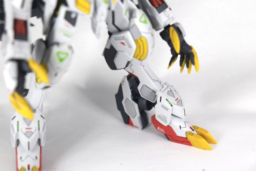 各所にスジ彫りを追加。アンクルガードの部分にはセンサー表現的なものを入れてみました。