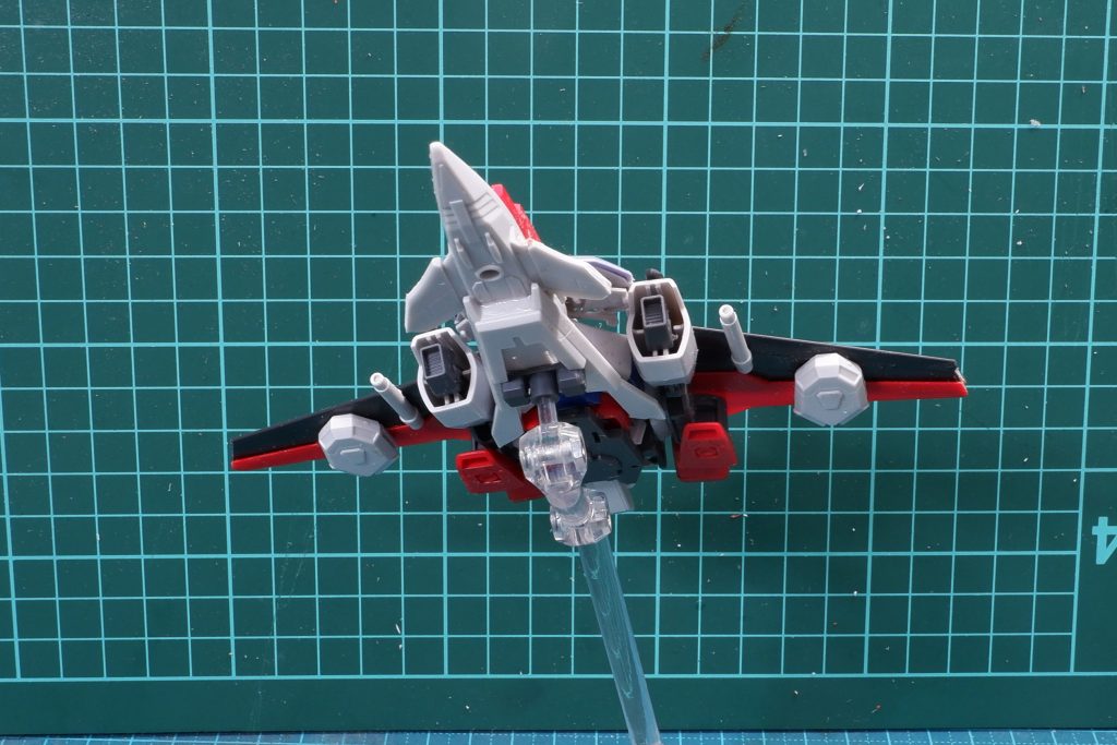 前方下から。太ももをエアインテークっぽくしてみました。翼には機銃とミサイルのようなものも取り付けていてガンプラバトルなんかでも戦えることを想定しています。