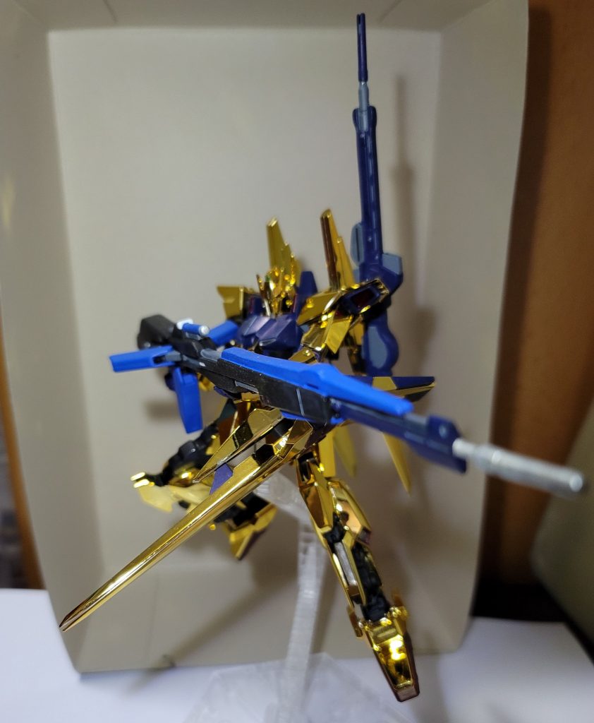 本機の最大の改造ポイントはハイパーメガランチャーを持たせたことだけどキット自体の可動がそんなに良くなく(肩とバインダーが干渉する)関節強度もやや弱いので正直持たせたポーズを取りにくいですそもそも左の武器持ち手が付属しないのでランチャーの両手持ちはできません