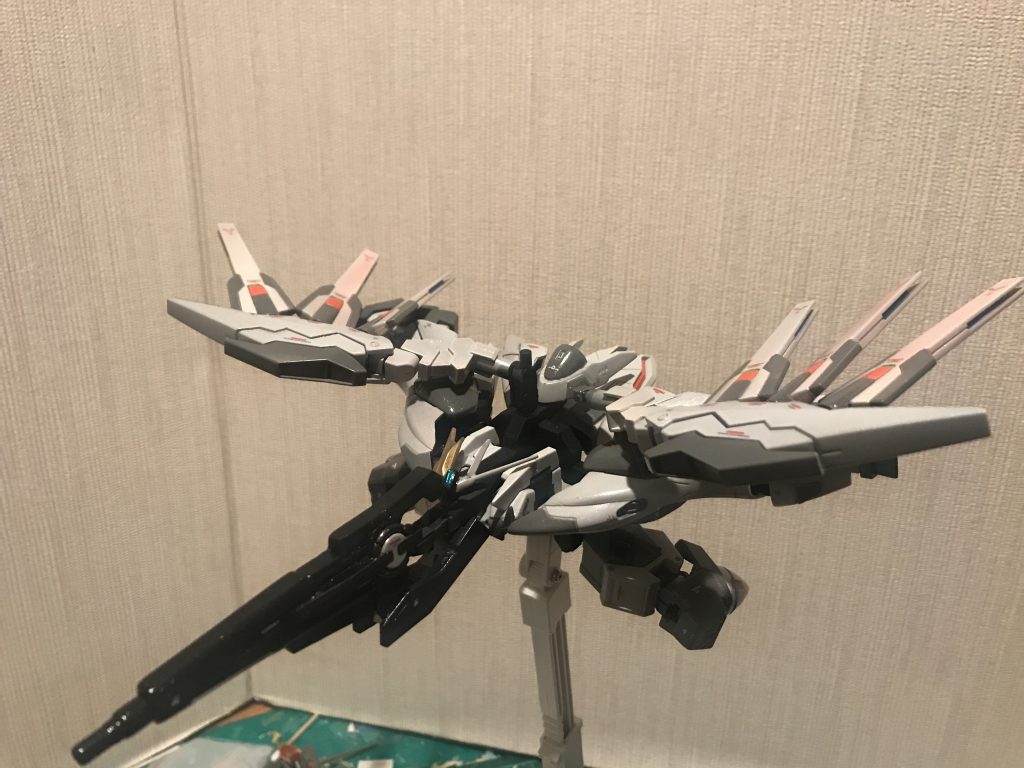 セレーネアーマー。独自のツインドライブにて独立航行が可能。但し背部のGNファングは使用できない。武装はGNライフルのみ。