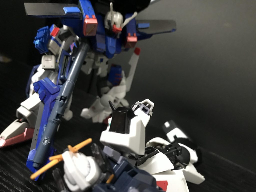 νsガンダムはバスターZZの腹部を狙い刺そうとするが途中で避けられ