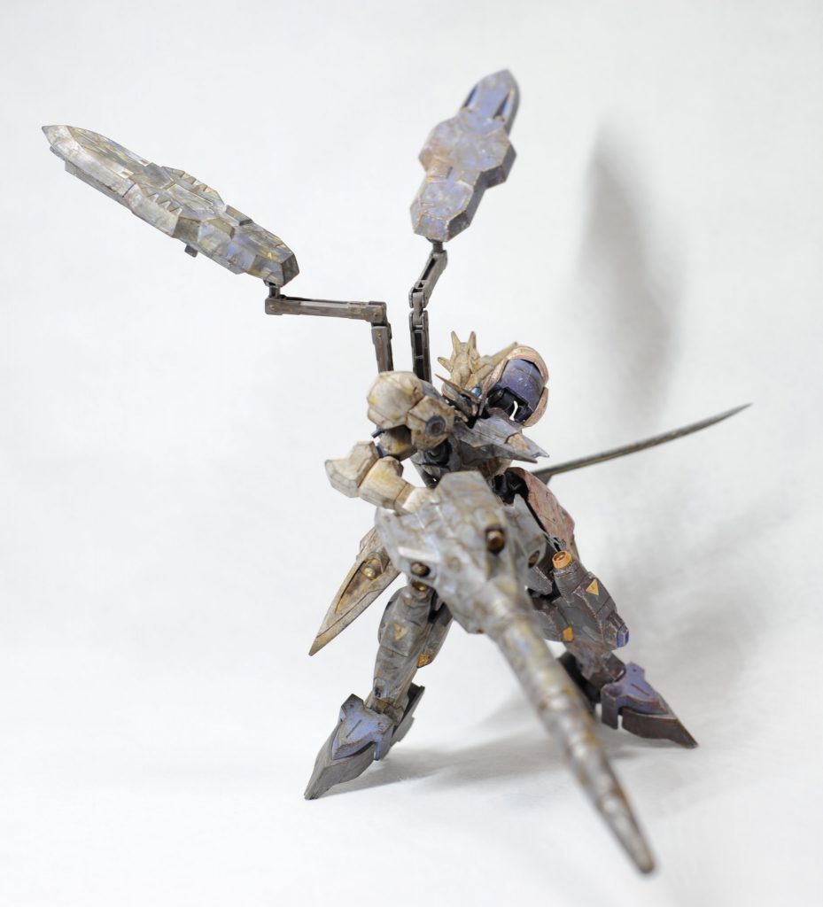 「すべてを白日の元に晒し、罪を償ってください。もう二度と私のような犠牲者が出ないようにするために」10日ぶりに保護されたガエリオは多数のマスコミが取り囲むなか、キマリスヴィダールのコックピットから出てきた。カメラドローンが近づいてきたのを確認すると、ガエリオは土下座した。