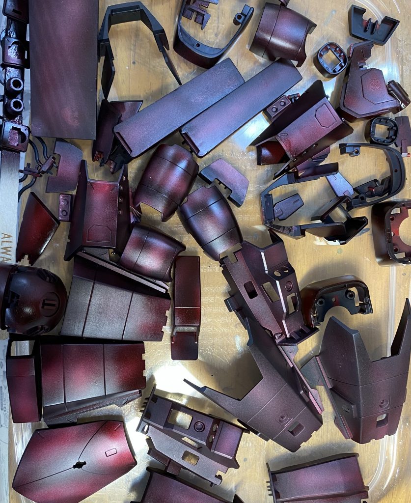 外装パーツは、黒サフにステンレスシルバー、クリアレッドに少しだけつや消しブラックを加えて塗装。