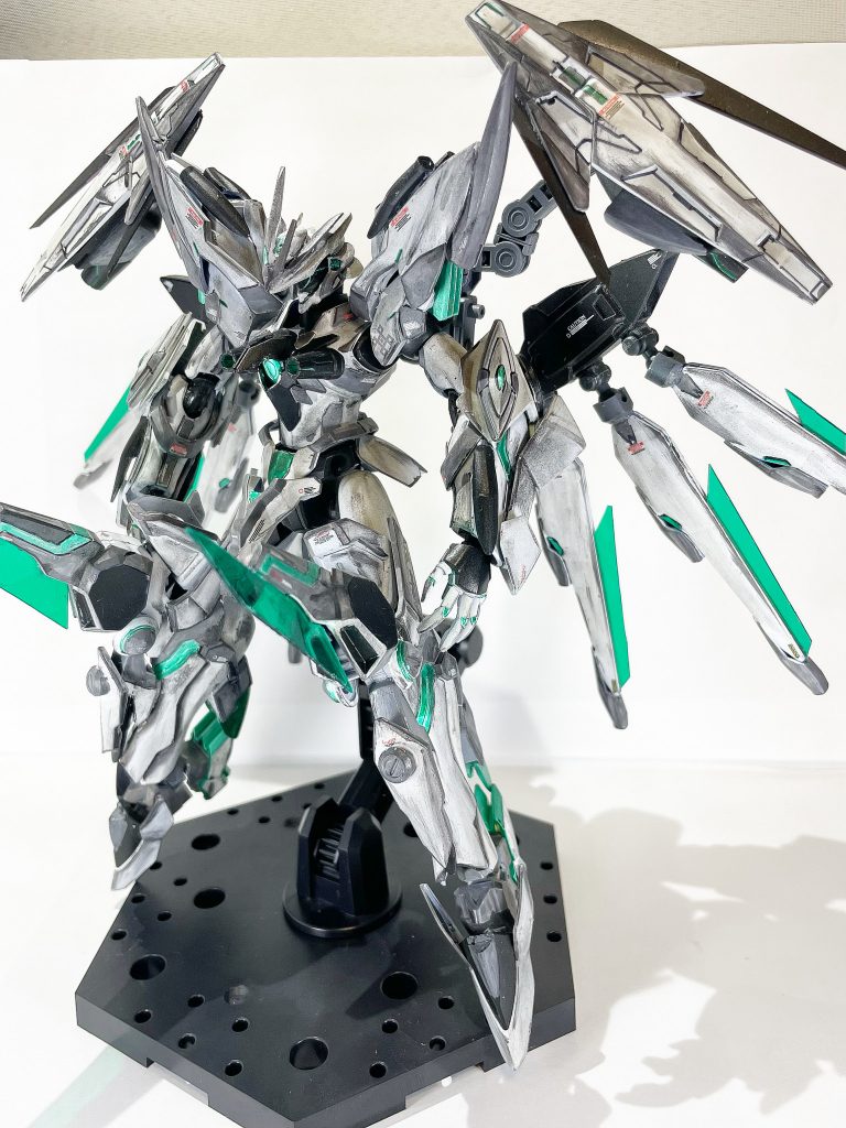 機体名   ギラーガ・イデアル先代機であるギラーガアストラルtype-α、type-βがGBN内で蓄積した戦闘データを元に機体性能の引き上げ、兵装の統合を行いバージョンアップを果たした機体。ただし、機体性能の向上や新機能が追加された分、操作性はかなりピーキーなものであり、GBNダイバー上位層レベルの技量でないと性能を100%引き出すことは難しいじゃじゃ馬仕様となっている。ちなみに初期段階での本機の機体名は先代機をなぞってアストラルtype-γとなる予定だったが、機体性能が想定を大きく上回るほどであったため、ヴェイガン機の1つの到達点として「理想:ideal(イデアル)」の名を与えられた。