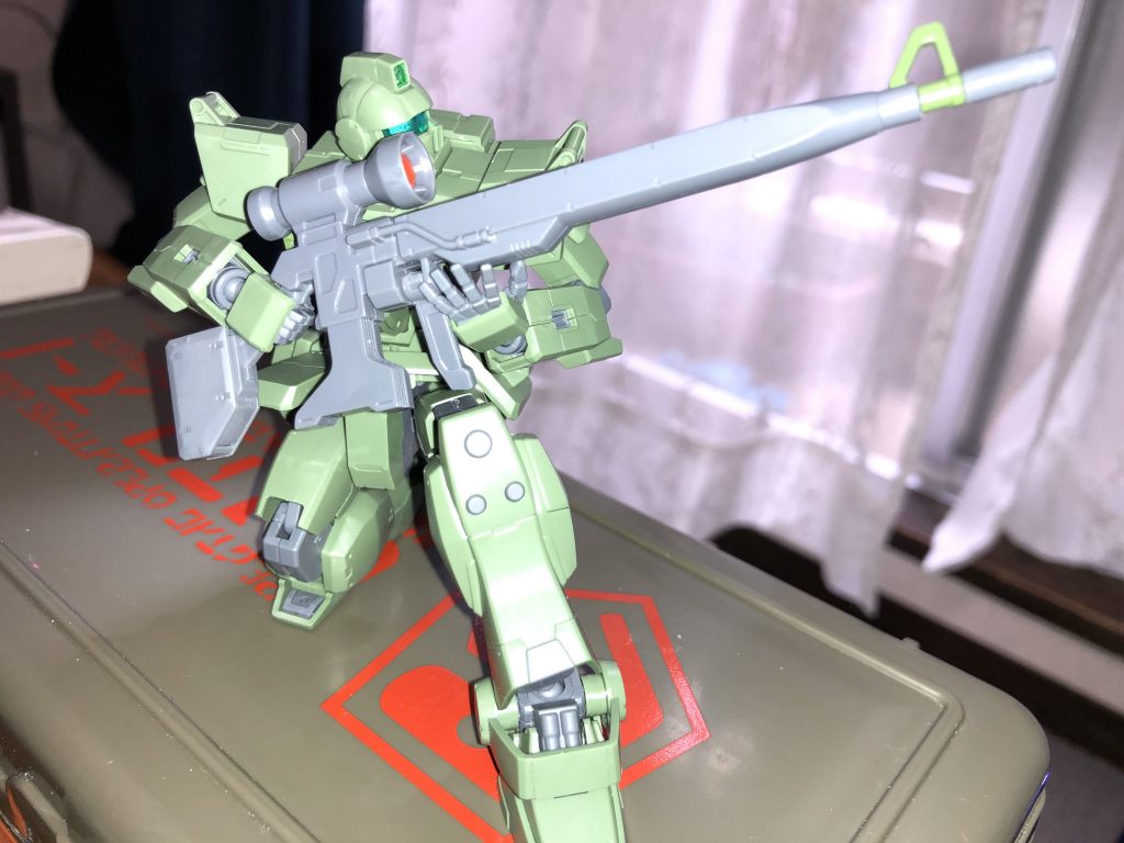 狙撃姿勢をとらせてみました。関節は陸戦型ジムと同じでよく動きます。