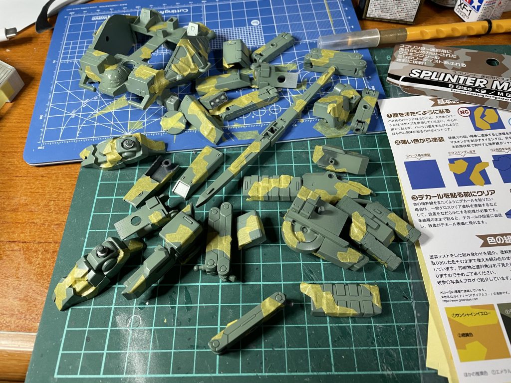 ハイキューパーツさんのスプリッター迷彩マスキングシールを使って塗装しました。νガンダムとメタル○アに何の関係があるのって?ごめんなさい何も関係ありません!ベースジャバーに脚をつけたらちょっとそれっぽく見えてしまっただけです!!