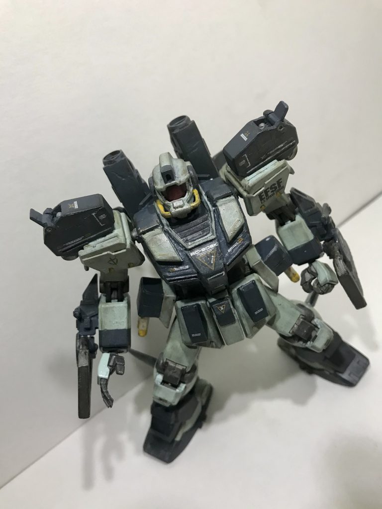 取って付けたような肩アーマーユニット💦丁度空いてた部分があり、「魚雷入りそう！」と思い、ランナーで魚雷を作り、ランナータグで魚雷発射口のフタを付け、開閉できるように下の空いた隙間に元々のジム改のバーニア付けてそれっぽくしました😅そんな取って付けた感満載のアクアジム。設定も後付けしてみました笑水中戦を重要視していなかった連邦上層部のせいで開発予算があまり無く、ジムをベースとしてそこへ潜航ユニットを取り付けるだけのローコスト案でアクアジムを開発。結果、重量が増し機動性が著しく低下、ジオン水泳部の前になす術も無く、やられ役のレッテルを貼られる事となる、、、ハープーンガン、ミサイルランチャーはオミット(気力切れ)です😅