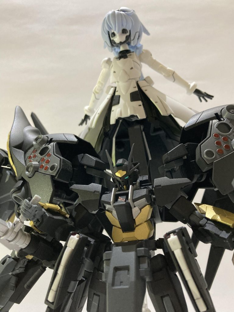 はじめてグラデ塗装サラのスカートの内側にGN粒子をイメージして緑のグラデを入れました 写真だと少しわかりづらいですが。