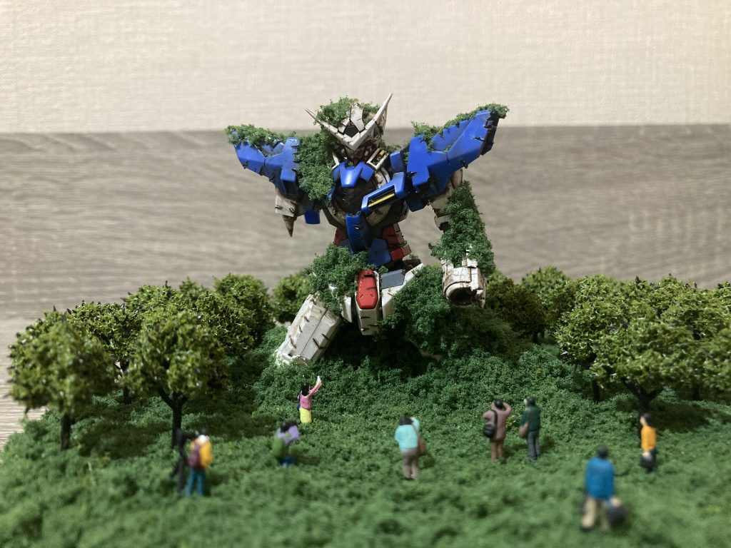 【正面】そびえ立つ巨大なガンダムに魅了される人々