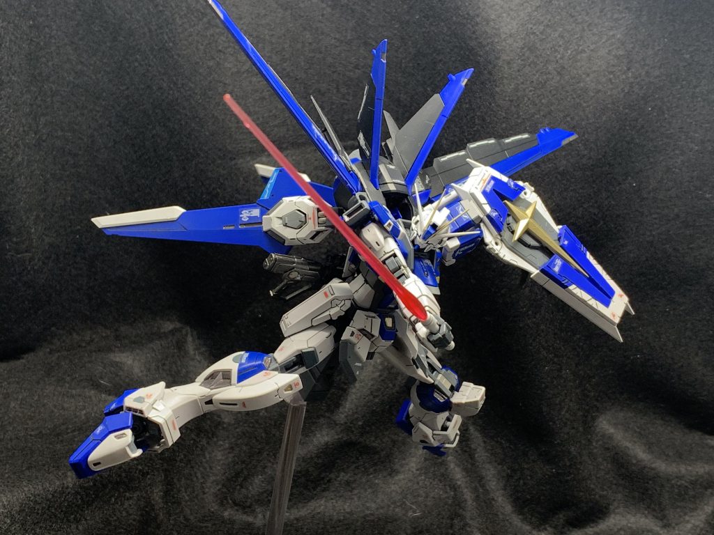 サーベルで切りかかる感じで