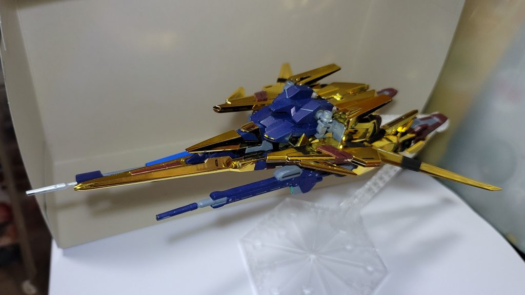 ウェイブライダーですキットそのまま作るとWR形態ではバインダーの付け穴がまる出しになるのでジャンクパーツを加工してバインダーとバックパックの間を繋いで誤魔化しました