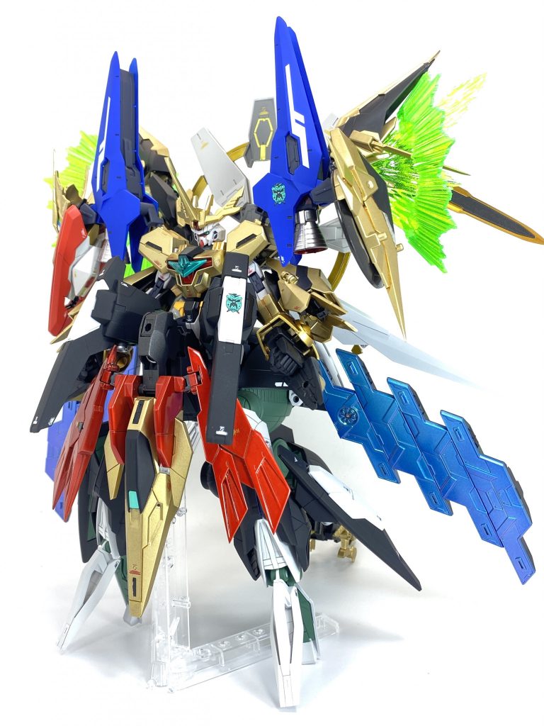 クアッドラゴゥを除く全機がコアガンダムとベースとしており、そのアーマーは本機への合体を前提としてビルドされているため以前のリライジングガンダムよりも機体バランスが向上し、合体にかかる時間も短縮されている。