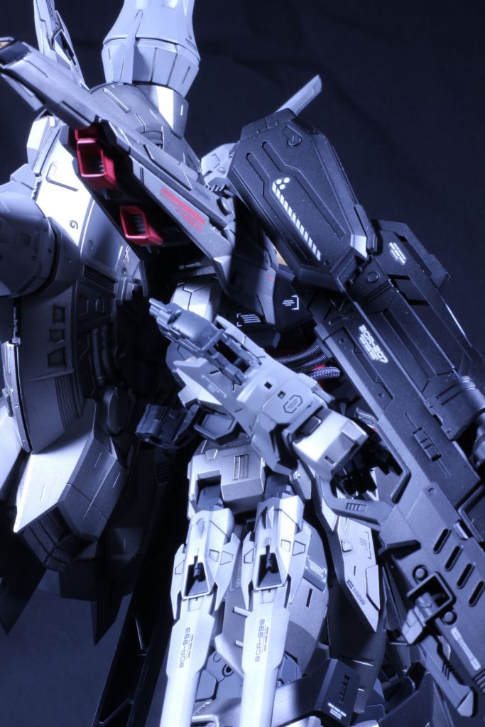 パーツはブキヤさんモールドを少々、ユニコーンとフリーダムのパーツをわりと使用。ゴツく短く見える前腕が気になったので、右腕のみフリーダムに換装、脚パーツ等貼ってます。