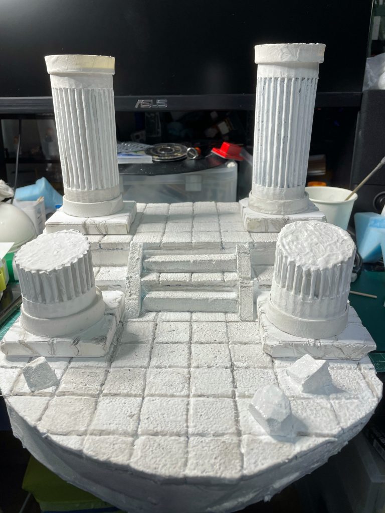 私は最近、毎度台座セットで制作していますが今回は神殿風の台座を制作しました。