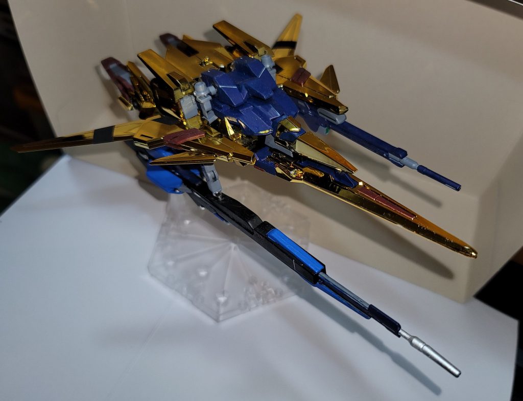 また角度を変えて実際に変形してみるとハイパーメガランチャーは足と干渉することが発覚しました(思いつきで改造するんじゃなかった……)そこでジョイントパーツと磁石で急遽制作WR形態専用の延長マウントパーツを作成しました