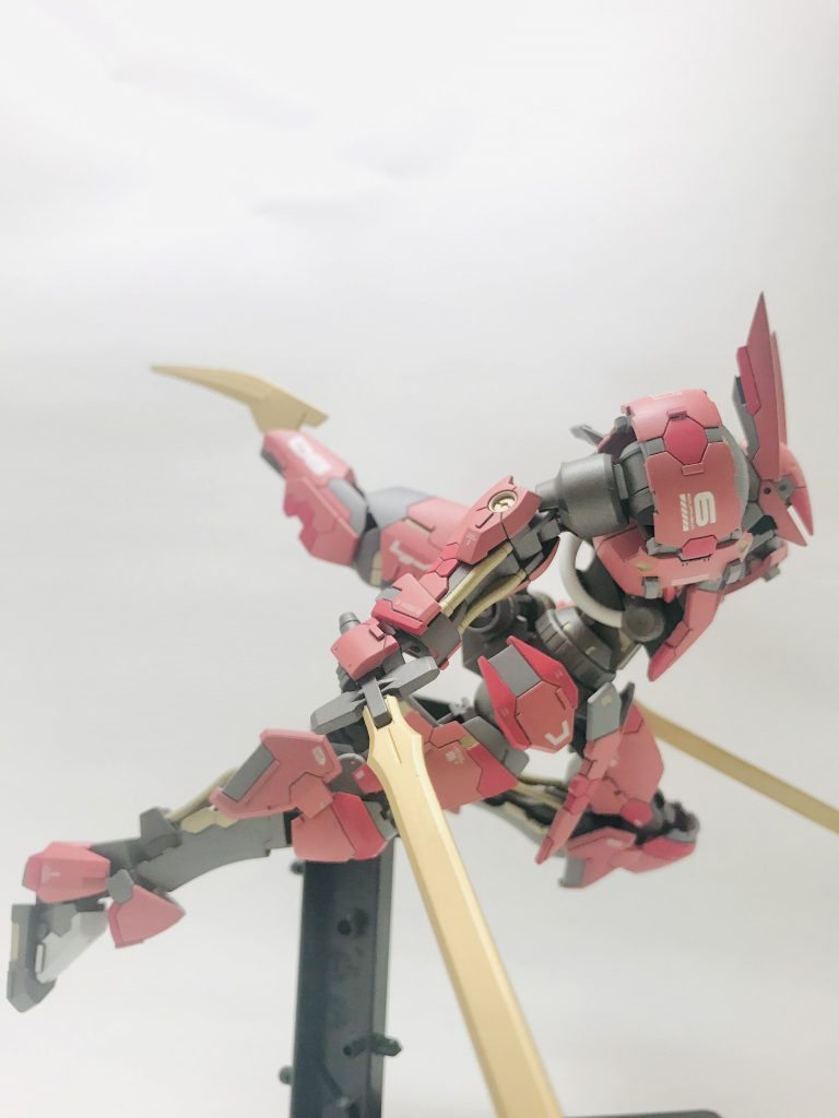 尻尾があると飛びつくようなポーズがかっこよく決まりますね。なんとなくあの