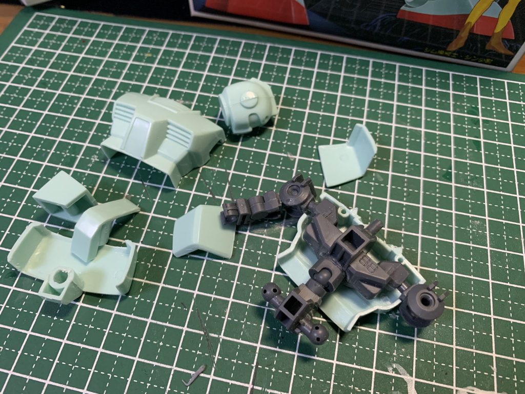 制作途中胴体フレームがちゃんと接着されてなかったので胴体の中でフレームがガタガタ動きますw
