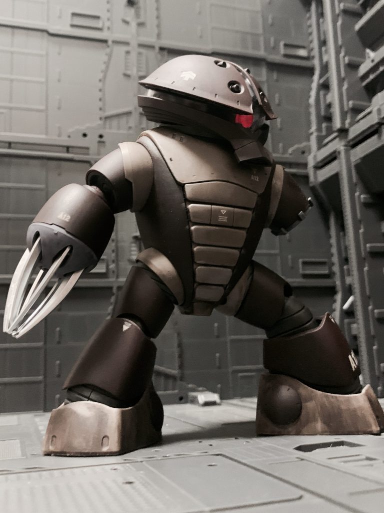 別アングルで。今回は軽くパイロット設定も考えましたので、少しだけ紹介を。フレッド・ブラウン中尉(頭部右側面に階級章あり)ルウム戦役よりMSパイロットをしており、地球侵攻作戦に参加したのち、アフリカ方面部隊の小隊長を務めている。ある戦闘で乗機のザクを失い、アッガイに乗り換えたが非常に気に入っている。ステルス特性を活かした一撃離脱戦法を得意としている。キャリフォルニアベース防衛戦において、部下たちの乗るHLVを守るため、殿を務めた。それ以降の消息は分かっていないが、同じマーキングをした、左腕のないアッガイがヨーロッパで目撃されている。