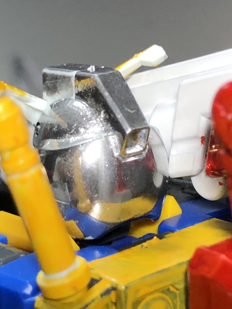 写真ではわかりにくいですが、当時の超合金のガンダムに配色をなるべく合わせてるので、頭、肩、膝、手といったパーツはガンダムマーカーのメッキシルバーそれ以外のシルバーは普通のシルバーにしました。実はトップコートを全体に振ったら、メッキの部分のあの艶が消えてしまいただのシルバーになってしまったので一回消してから塗り直してます。。