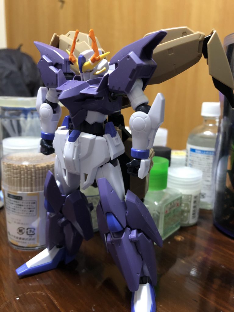 最初の仮製作。バックパックからサブアームを展開すると肩に干渉する為、バックパックを高くしたが纏りが悪く感じました🤔