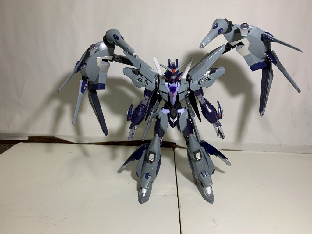 地上での運用時は背中のアームを展開してのマスターハンドモード。敵機体ということでゲテモノ形態。これにより全方向への射撃が出来る為、地上でも死角がない。