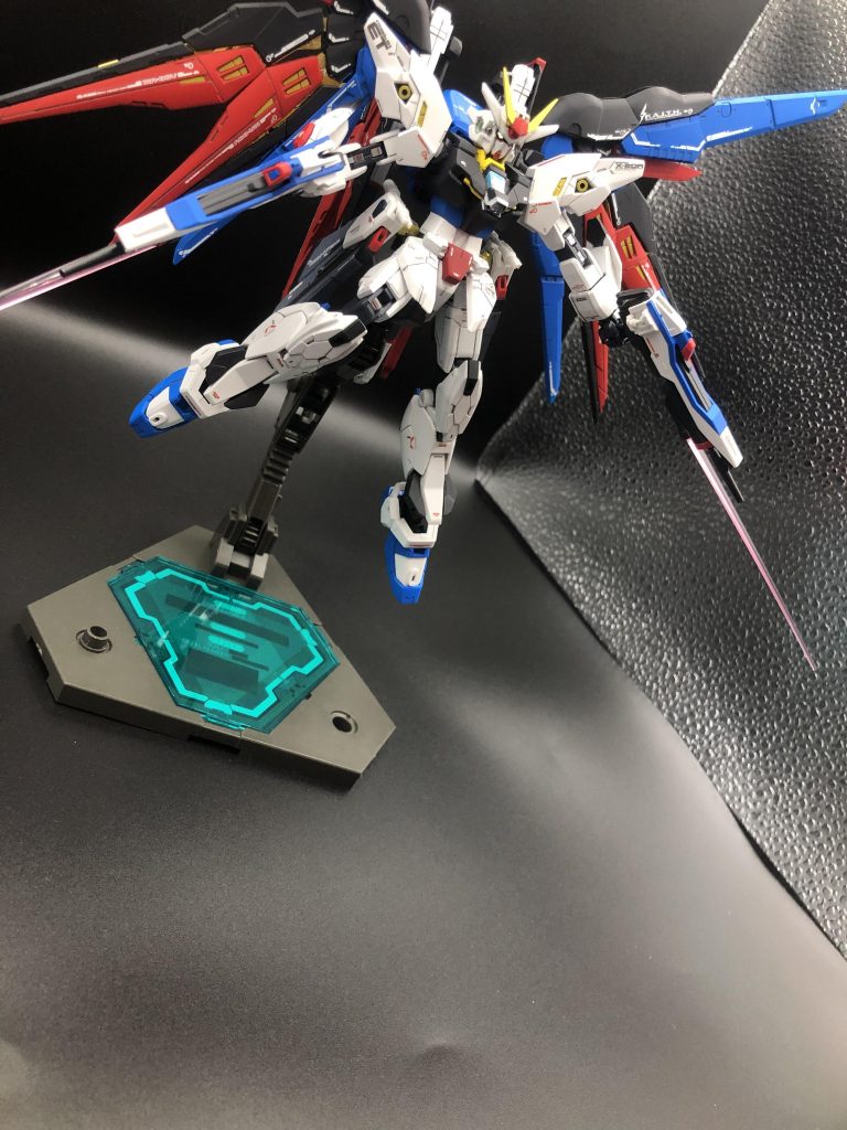 近接兵装その2。ビームライフルの下部にコアガンダムのビームサーベルを取り付け、アカツキ風の銃剣にしました。これで発生の早い格闘が出せる。。はず!