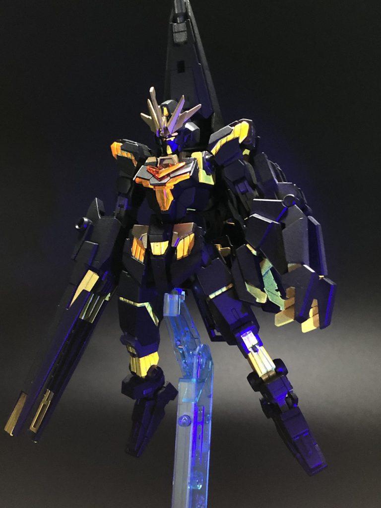 (蛍光塗料による)発光現象も確認！以上をもってサイコフレームの組み込みは一応の完成をみたと言えよう。