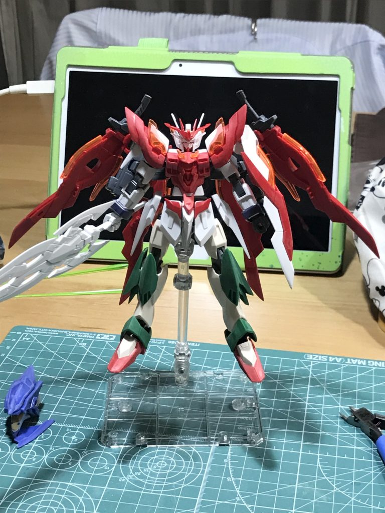 まず、ゼロ炎をパチ組みしてみて、手足が少し短いのが気になりました。腕はAGE2マグナム、足にはウイングガンダムフェニーチェリナーシタを使用致しました。