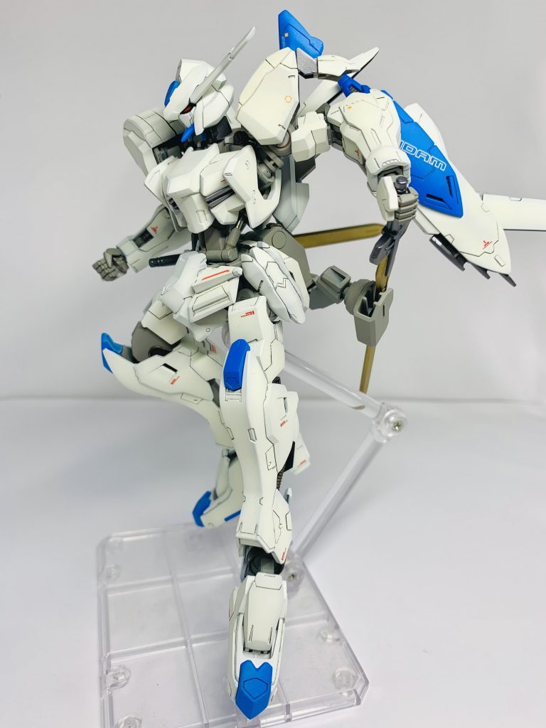 抜刀関節色は明るめのグレーに、装甲はウォームホワイトにしてメリハリが出過ぎないようにしています。