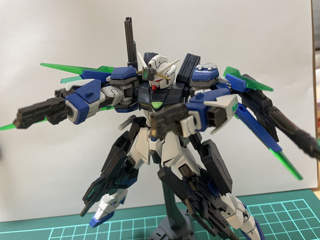 ビームピストルも2丁装備。近距離での射撃や牽制で使用します。