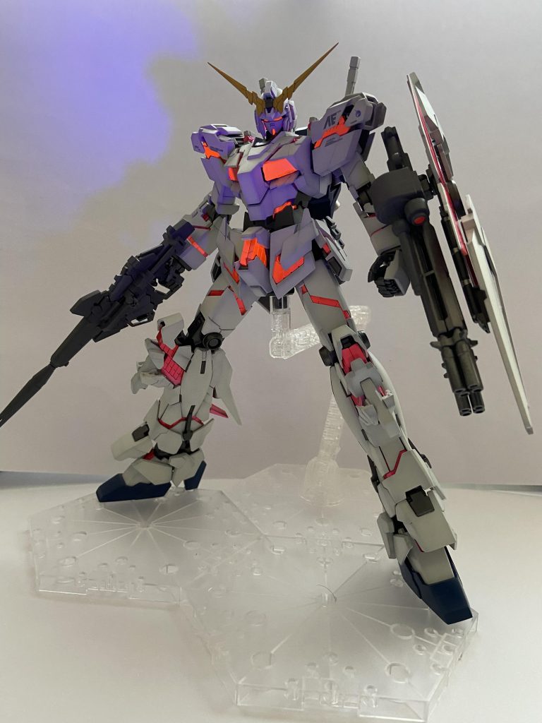 装甲の白はグレーサフ→ニュートラルグレー1でグラデーション。装甲の彩度を下げて相対的にサイコフレームが明るく見えるように。