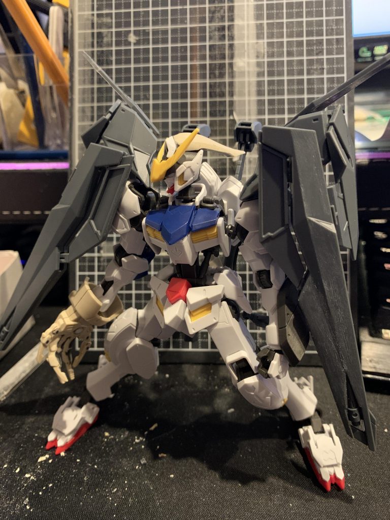 この時点では頭部パーツは襟足をつけただけ。