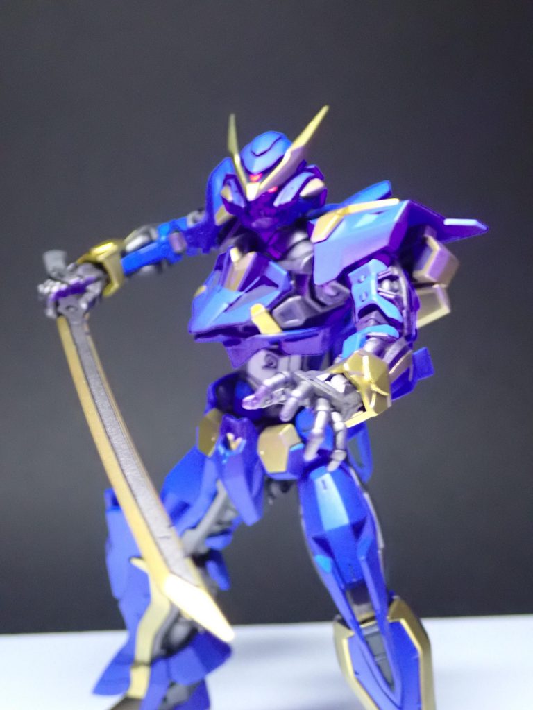 目と額のセンサーはブラックライトで光ります。