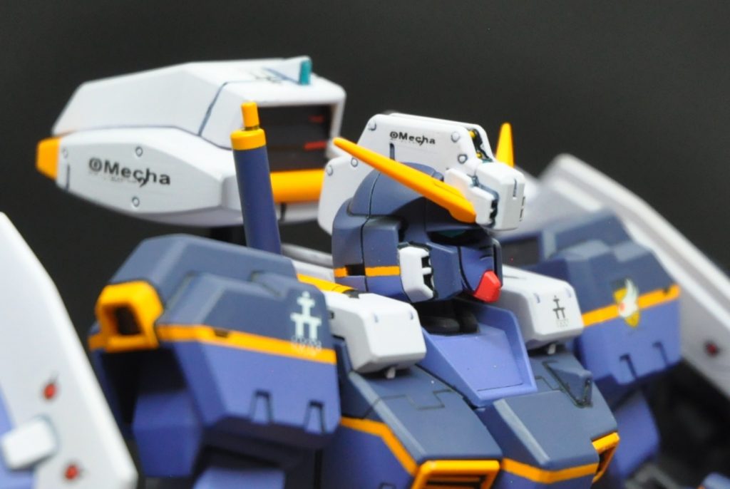 上半身UPOMechaマークは自作して揃えました。右肩アーマーに隠れてますが、右側補助アクチュエーターユニットにもOMechaマーク貼ってます