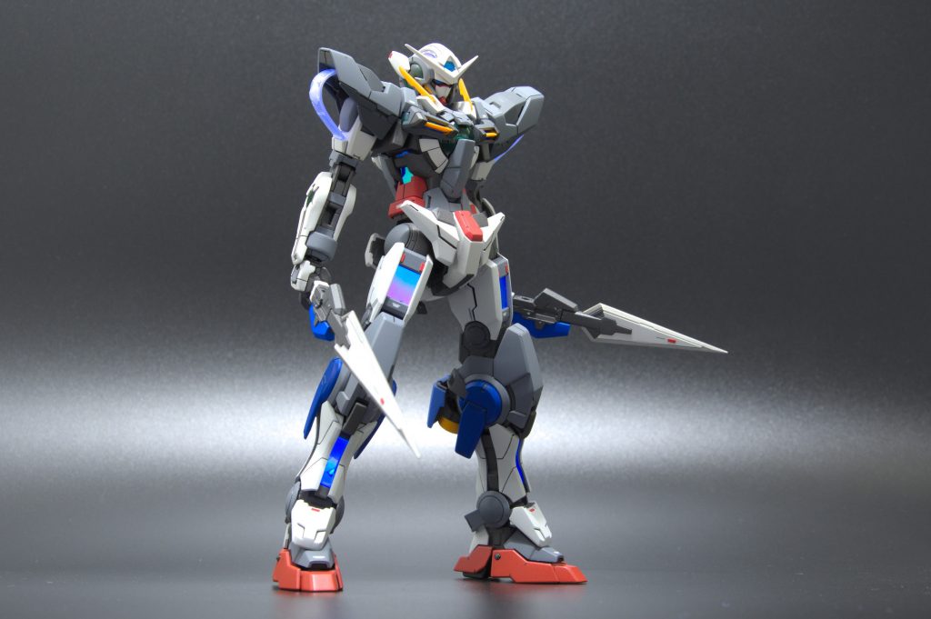 ホログラムパーツに蛍光クリアを塗布。その上に偏光シールを貼っています。UVライト照射でPGエクシアっぽく発光してくれます。