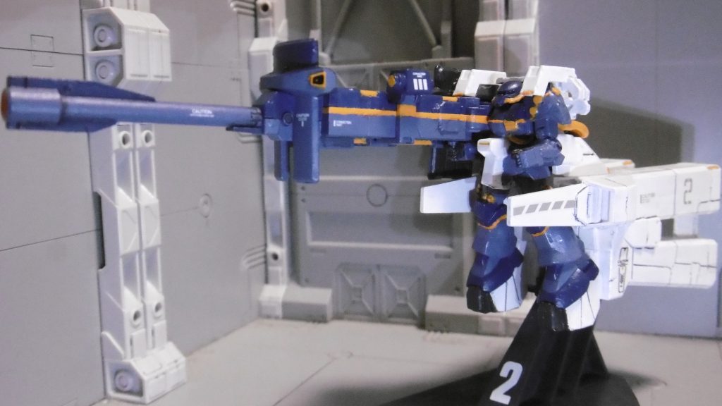 ロングレンジ・ビームキャノン横のオレンジのラインのみ、マスキングで塗っています。他はフリーハンドで。