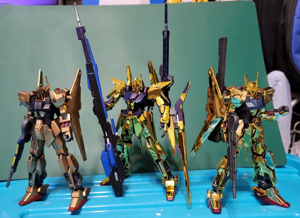 HGUCリバイブの百式たちと一緒左のはエアブラシ全塗装で右のはメッキバージョンで素組ですこうして並べてみるとデルタが百式の完成形であることに実感します(メガバズーカランチャー欲しくなりました……)
