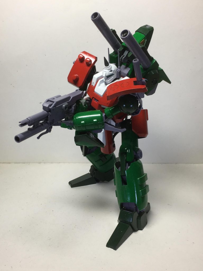 ”ビーム・ライフル”主兵装ビーム兵器。変形時や収納時は、右肩の走行の横に装備する。ちなみに右肩に装備できるように、適当なジャンクパーツを接着。