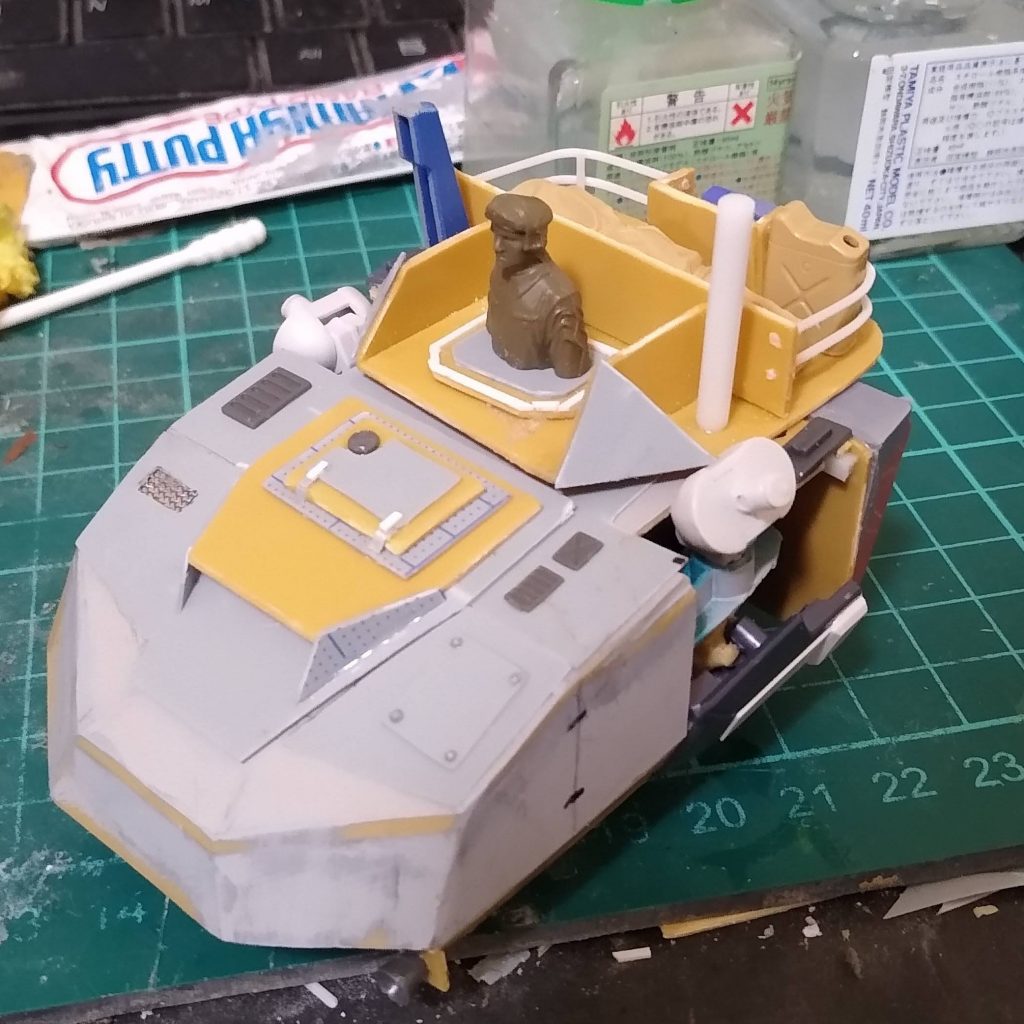 タミヤ1/35MMの兵隊さんと戦車の装備品セットを使ってスケール感を確認しながらディテールの作成をしました。