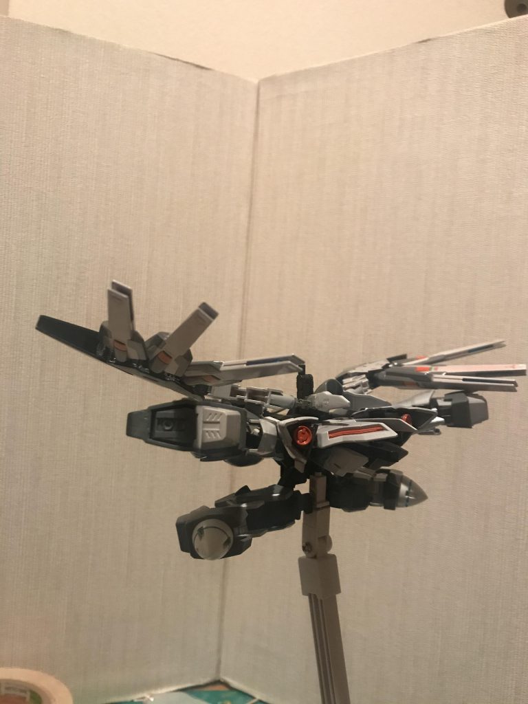 セレーネアーマー背部。ツインドライブによるコーン型スラスターと大型GNスラスターをメインの推進力として、機動力と防御力に優れたサブ機体となっている。