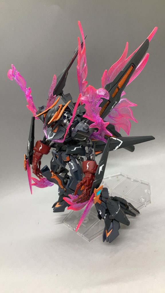 最大出力時には全身に炎をまとう。武器はガントレットから射出されるサーベルと、腰に懸架してあるメガスラッシュエッジ